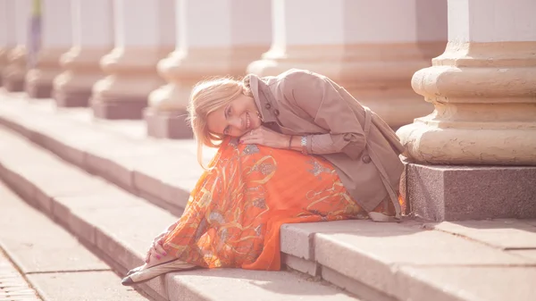 Fashion portrait of a beautiful girl — Stock Photo, Image