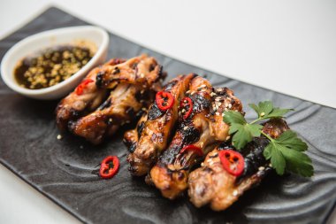 sıcak tavuk kanadı