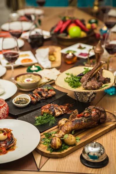 Servido para uma mesa de banquetes . — Fotografia de Stock