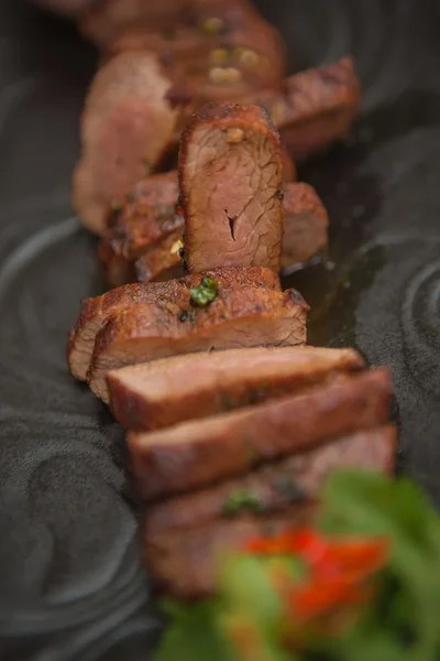 Carne fresca orgánica de res asada madura con salsa — Foto de Stock