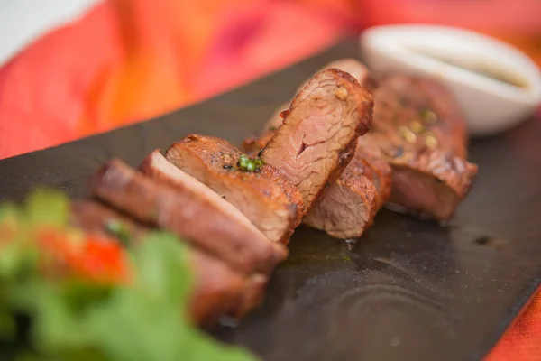 Mięso organiczny świeżych dojrzałych pieczona wołowina z sosem — Zdjęcie stockowe