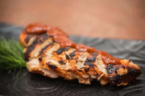 Pieczony filet z kurczaka cięte przyprawami i sosem pomidorowym — Zdjęcie stockowe