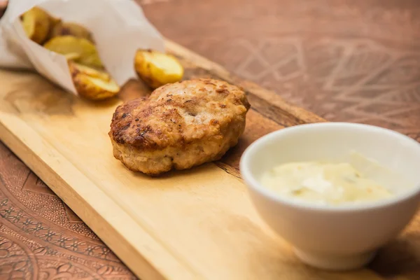 Succulent cooked beef burger with potato — Stock Photo, Image