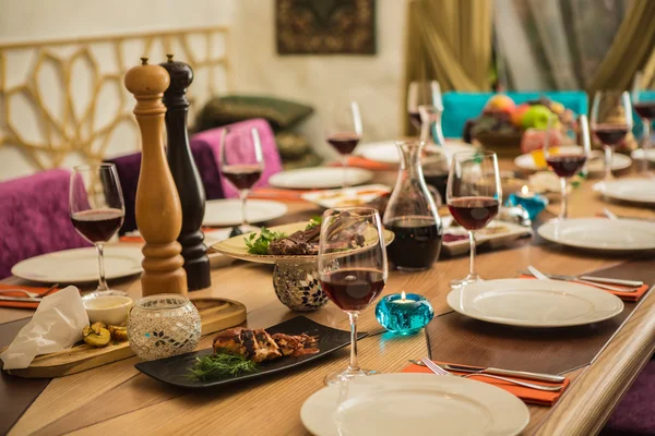 Servido para uma mesa de banquetes . — Fotografia de Stock