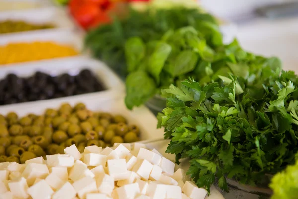 Bar de ensaladas con verduras en el restaurante — Foto de Stock