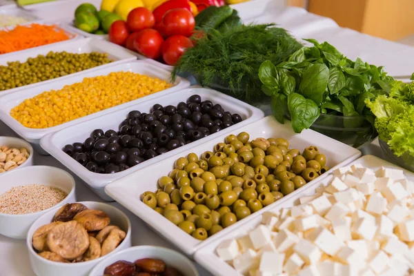 Bar de ensaladas con verduras en el restaurante — Foto de Stock