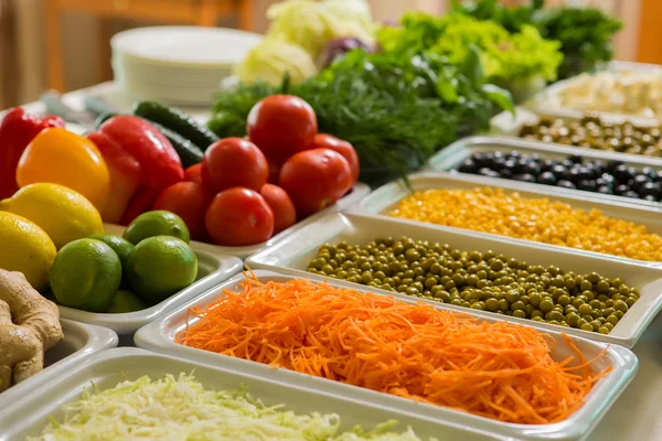 Bar de ensaladas con verduras en el restaurante — Foto de Stock