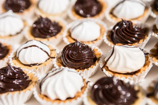 Galletas de merengue blanco y negro . —  Fotos de Stock