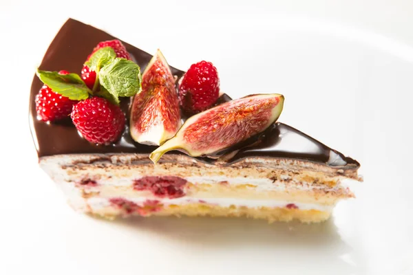 Gâteau au chocolat, figue et framboise — Photo