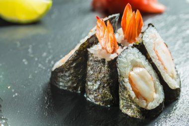 karides ile rulo siyah