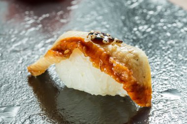 Organik yılan balığı suşi nigiri