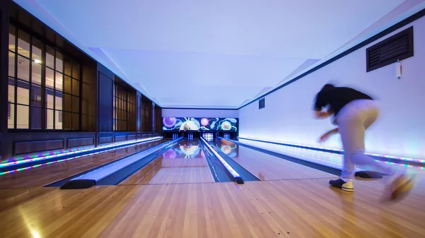 Jeune homme jouant au bowling — Photo