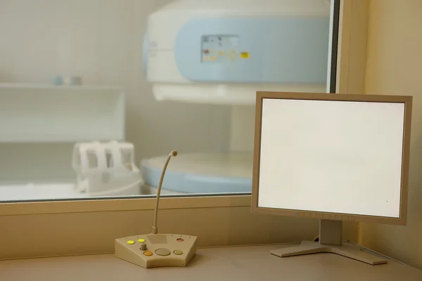 Машина МРТ та екрани — стокове фото