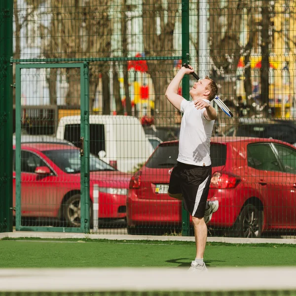 Člověk hrát tenis venkovní — Stock fotografie