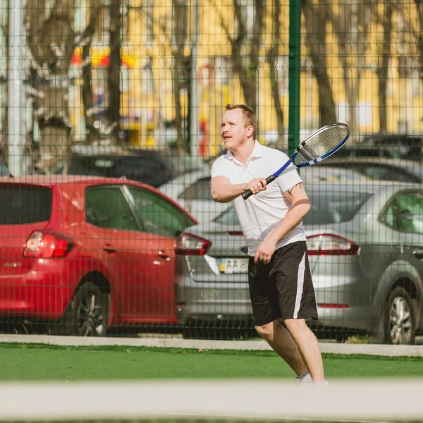 Člověk hrát tenis venkovní — Stock fotografie