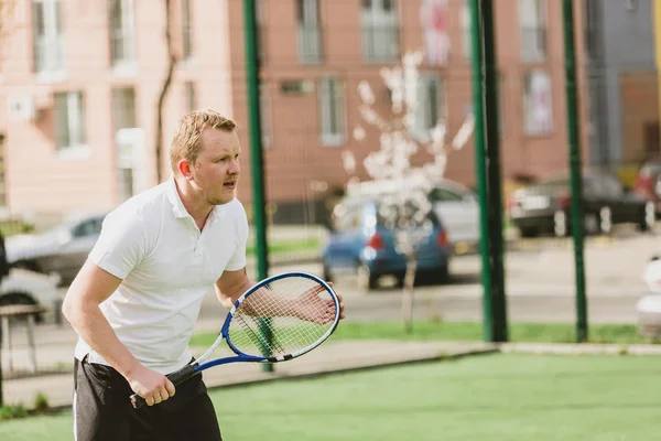 Uomo giocare a tennis all'aperto — Foto Stock