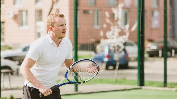 Man Zagraj odkryty kort tenisowy — Zdjęcie stockowe