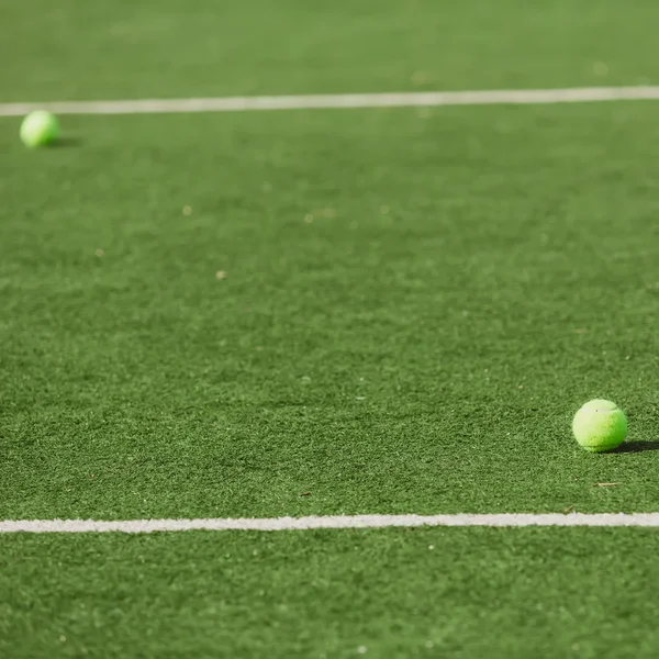 Pelota de tenis en la cancha —  Fotos de Stock