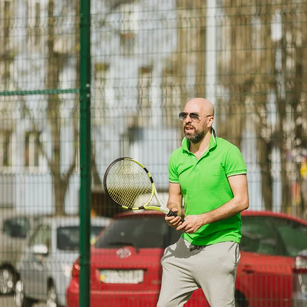 Člověk hrát tenis venkovní — Stock fotografie