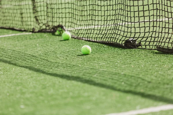 Pelota de tenis en la cancha —  Fotos de Stock