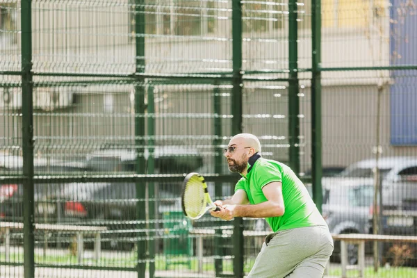 Uomo giocare a tennis all'aperto — Foto Stock