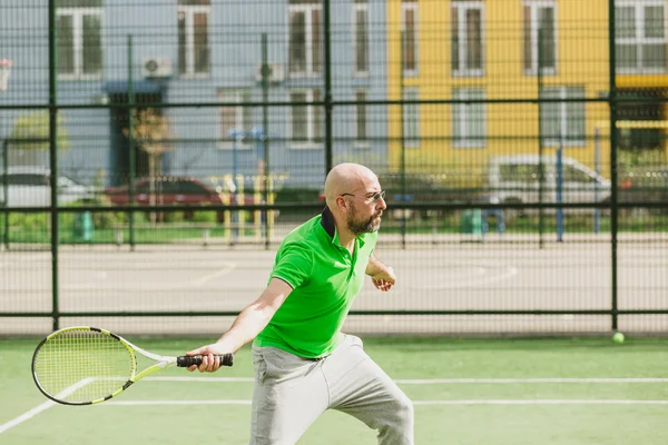 Člověk hrát tenis venkovní — Stock fotografie