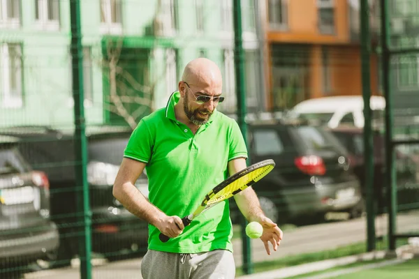 Man spela tennis utomhus — Stockfoto