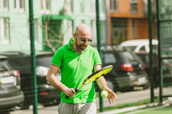 Homme jouer au tennis extérieur — Photo