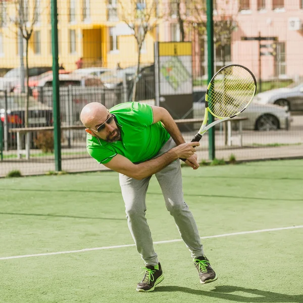 Uomo giocare a tennis all'aperto — Foto Stock