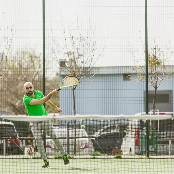 Člověk hrát tenis venkovní — Stock fotografie