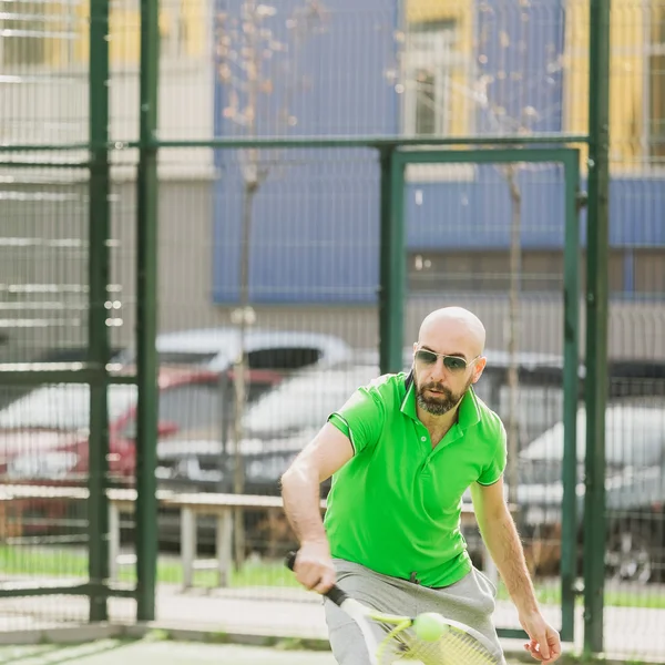 Člověk hrát tenis venkovní — Stock fotografie