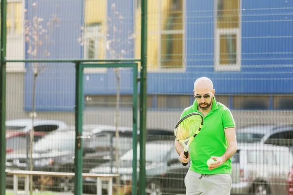 Man Zagraj odkryty kort tenisowy — Zdjęcie stockowe