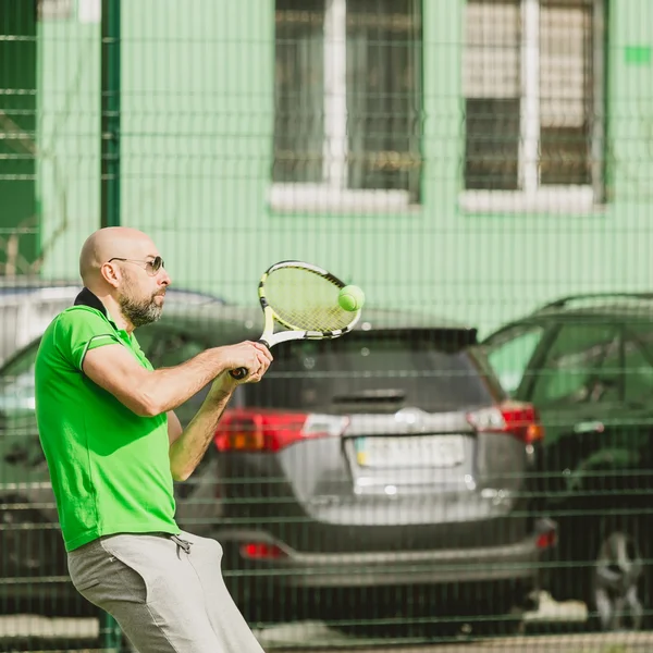 Homme jouer au tennis extérieur — Photo