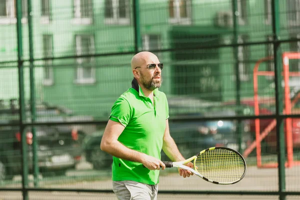 Uomo giocare a tennis all'aperto — Foto Stock