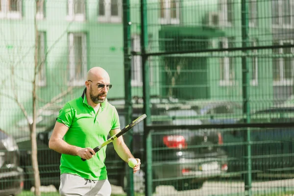 Člověk hrát tenis venkovní — Stock fotografie