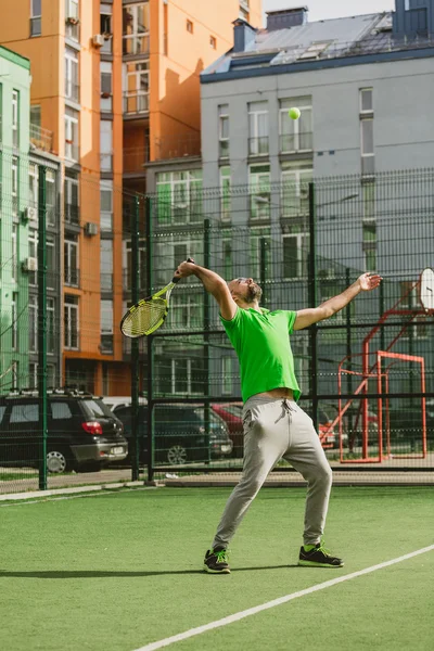Mann spielt Tennis im Freien — Stockfoto