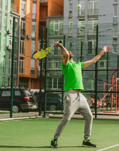 Uomo giocare a tennis all'aperto — Foto Stock