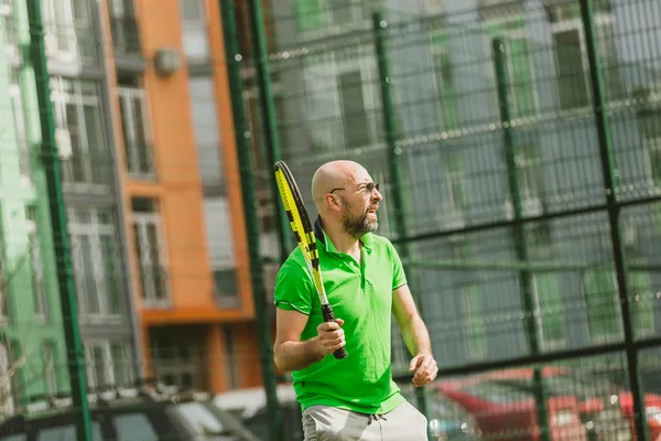 Uomo giocare a tennis all'aperto — Foto Stock