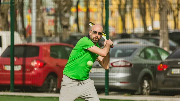 Člověk hrát tenis venkovní — Stock fotografie