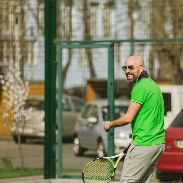 Homme jouer au tennis extérieur — Photo