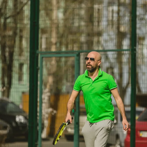 Homme jouer au tennis extérieur — Photo