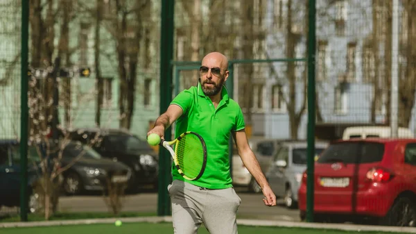 ชายเล่นเทนนิสกลางแจ้ง — ภาพถ่ายสต็อก