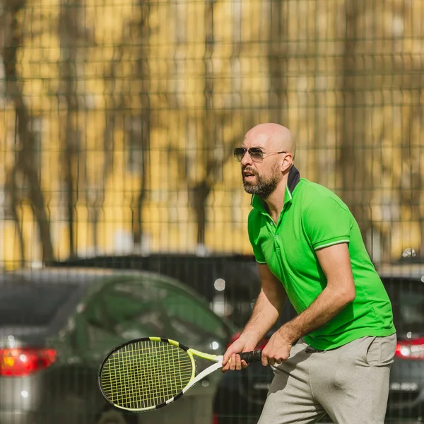 Homme jouer au tennis extérieur — Photo