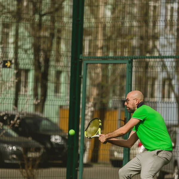 Člověk hrát tenis venkovní — Stock fotografie