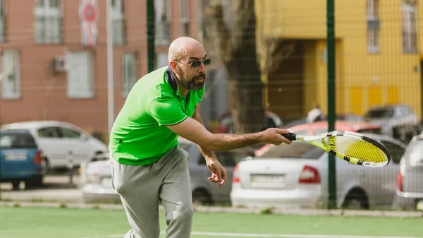 Člověk hrát tenis venkovní — Stock fotografie