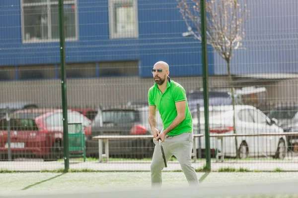 Člověk hrát tenis venkovní — Stock fotografie