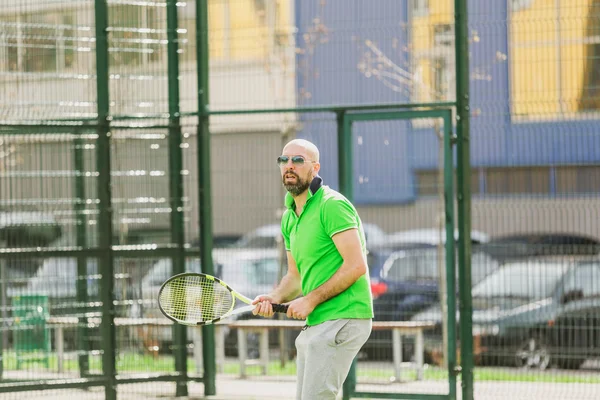 Uomo giocare a tennis all'aperto — Foto Stock