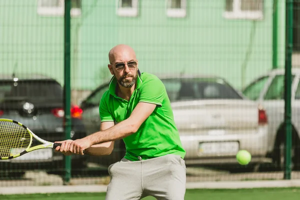 Člověk hrát tenis venkovní — Stock fotografie