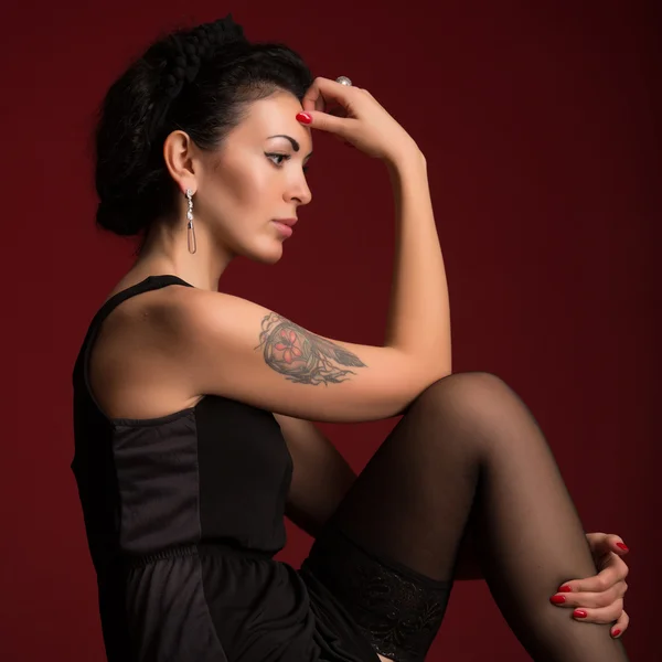 Studio porträtt av en sexig brunett i svarta strumpor — Stockfoto