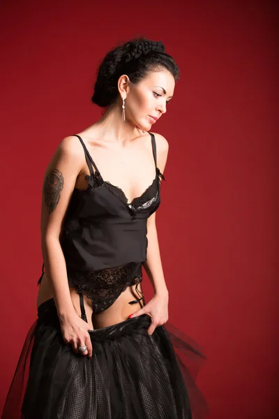 Studio porträtt av en sexig brunett i svarta strumpor — Stockfoto